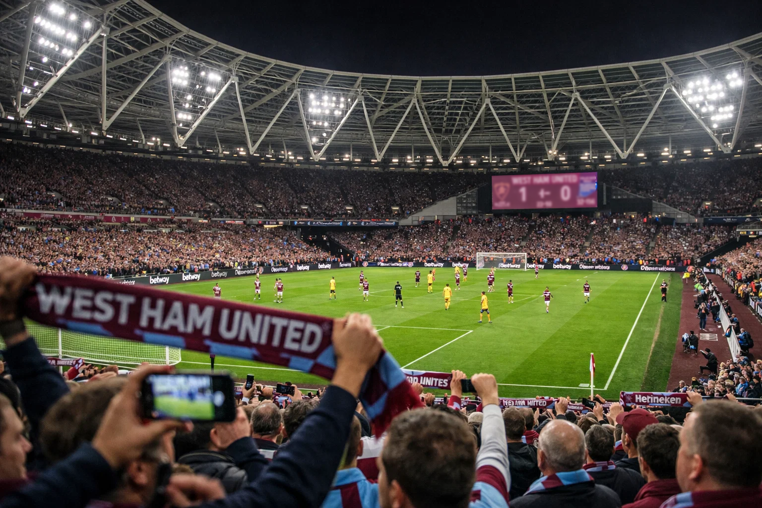 Supporters de West Ham dans les tribunes du London Stadium lors d'un match