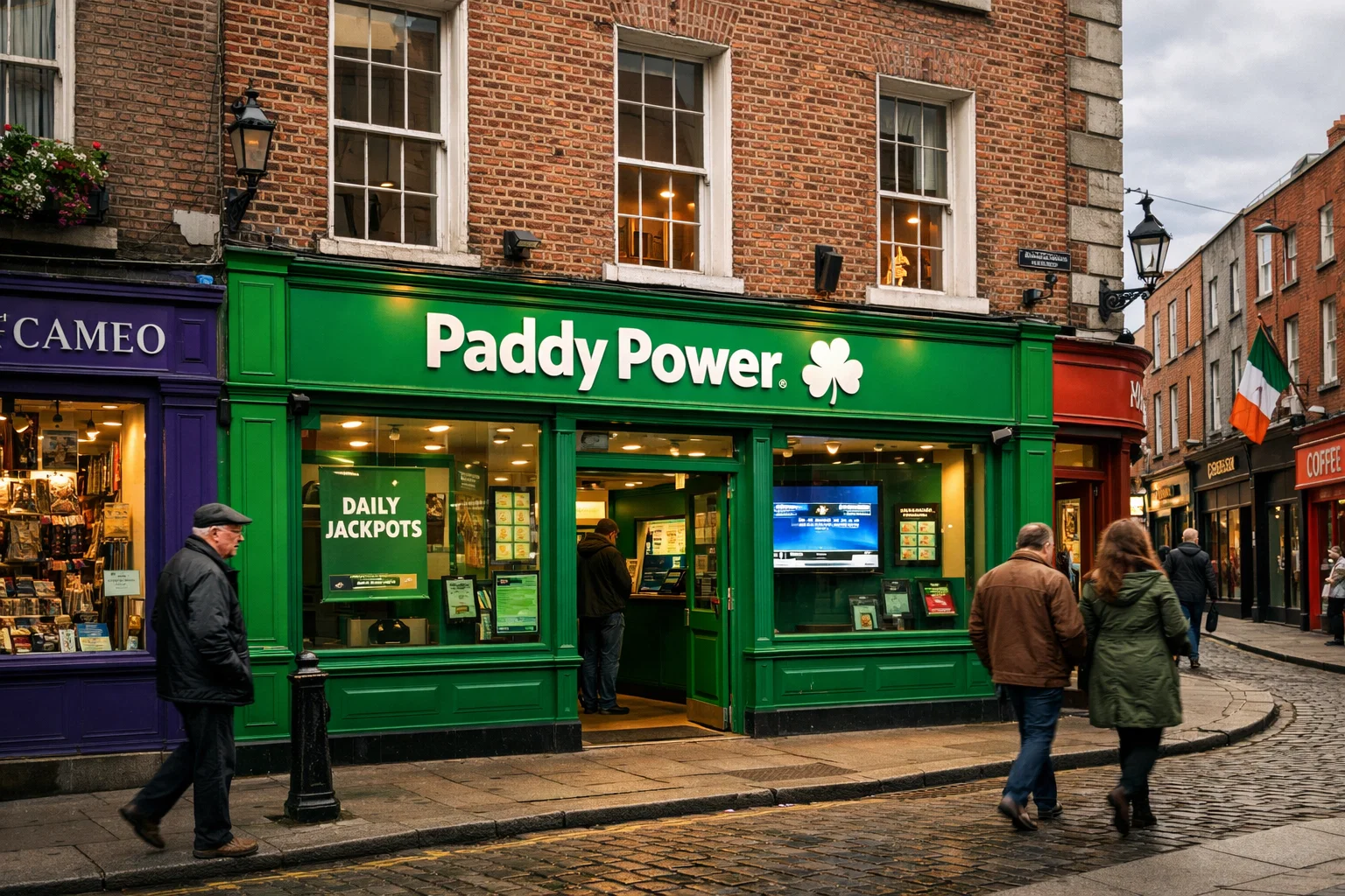 Devanture verte emblématique d'un betting shop Paddy Power à Dublin